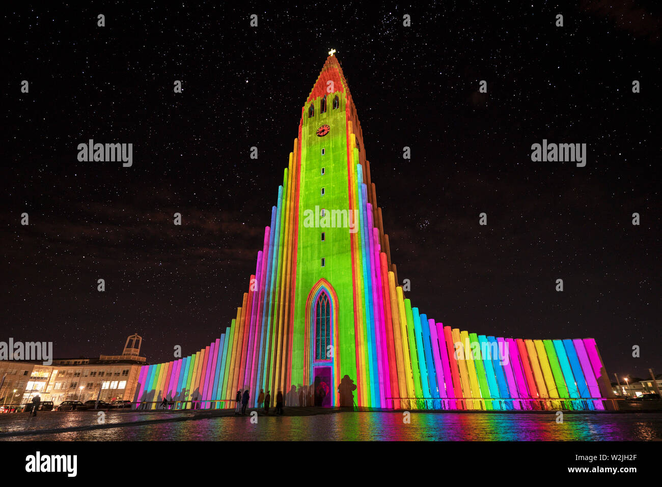 Die Kirche Hallgrimskirkja, bunte Lichter während der Winter Lights Festival, Reykjavik, Island Stockfoto