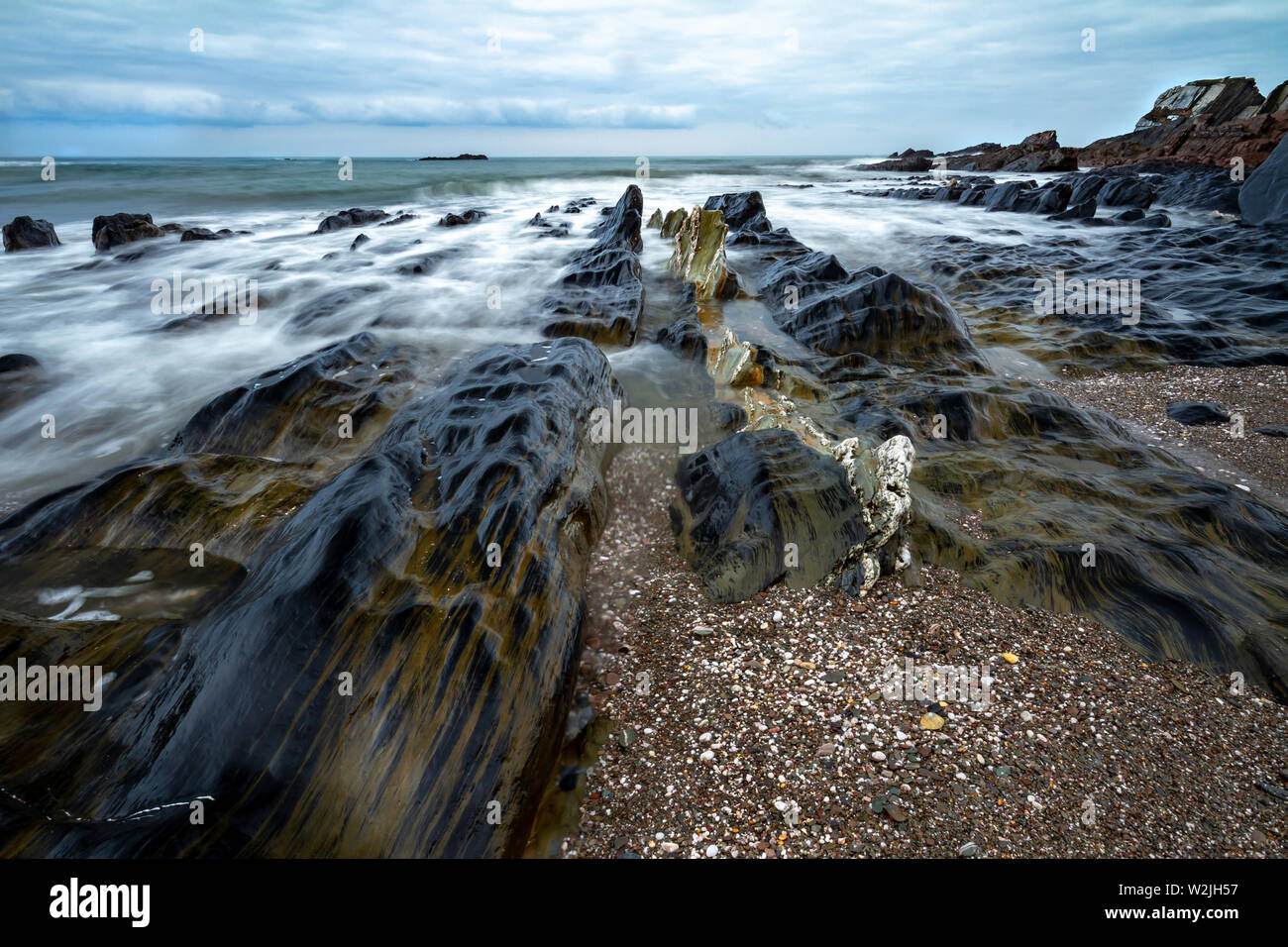 Wellen an Ayrmer Cove in Devon. Stockfoto