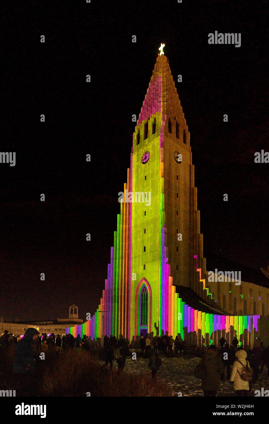 Die Kirche Hallgrimskirkja, bunte Lichter während der Winter Lights Festival, Reykjavik, Island Stockfoto