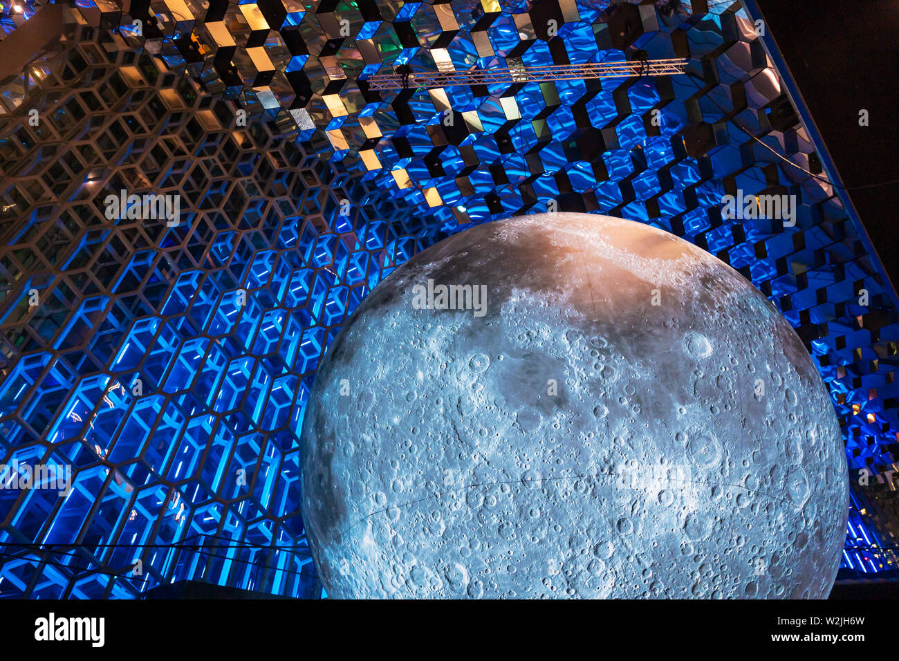 Museum des Mondes, Kunstwerk, durch Installation Künstler Luke Jerram während der Winter Lights Festival, Harpa, Reykjavik, Island. Stockfoto
