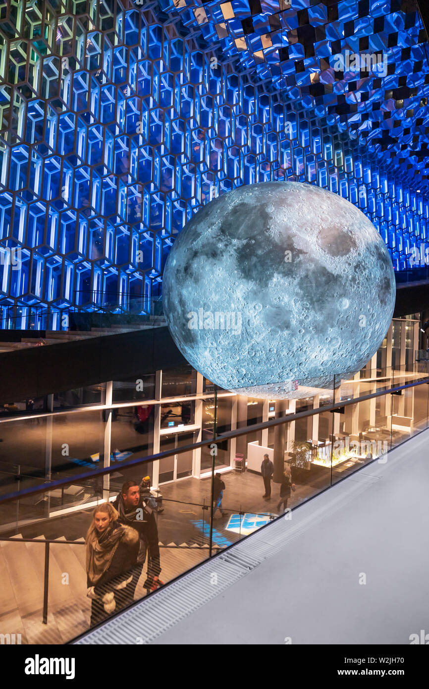 Museum des Mondes, Kunstwerk, durch Installation Künstler Luke Jerram während der Winter Lights Festival, Harpa, Reykjavik, Island. Stockfoto
