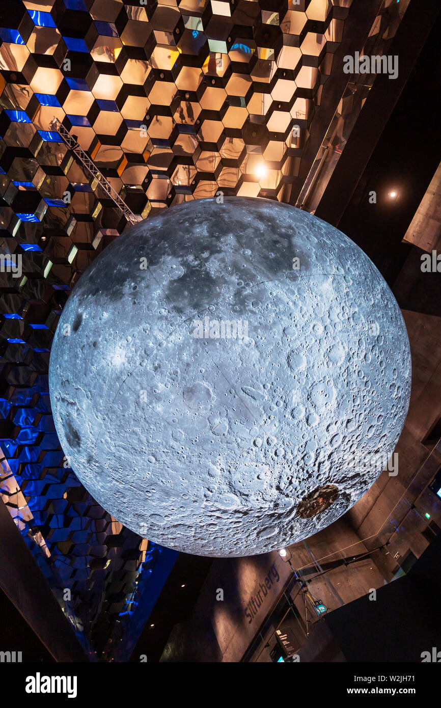 Museum des Mondes, Kunstwerk, durch Installation Künstler Luke Jerram während der Winter Lights Festival, Harpa, Reykjavik, Island. Stockfoto