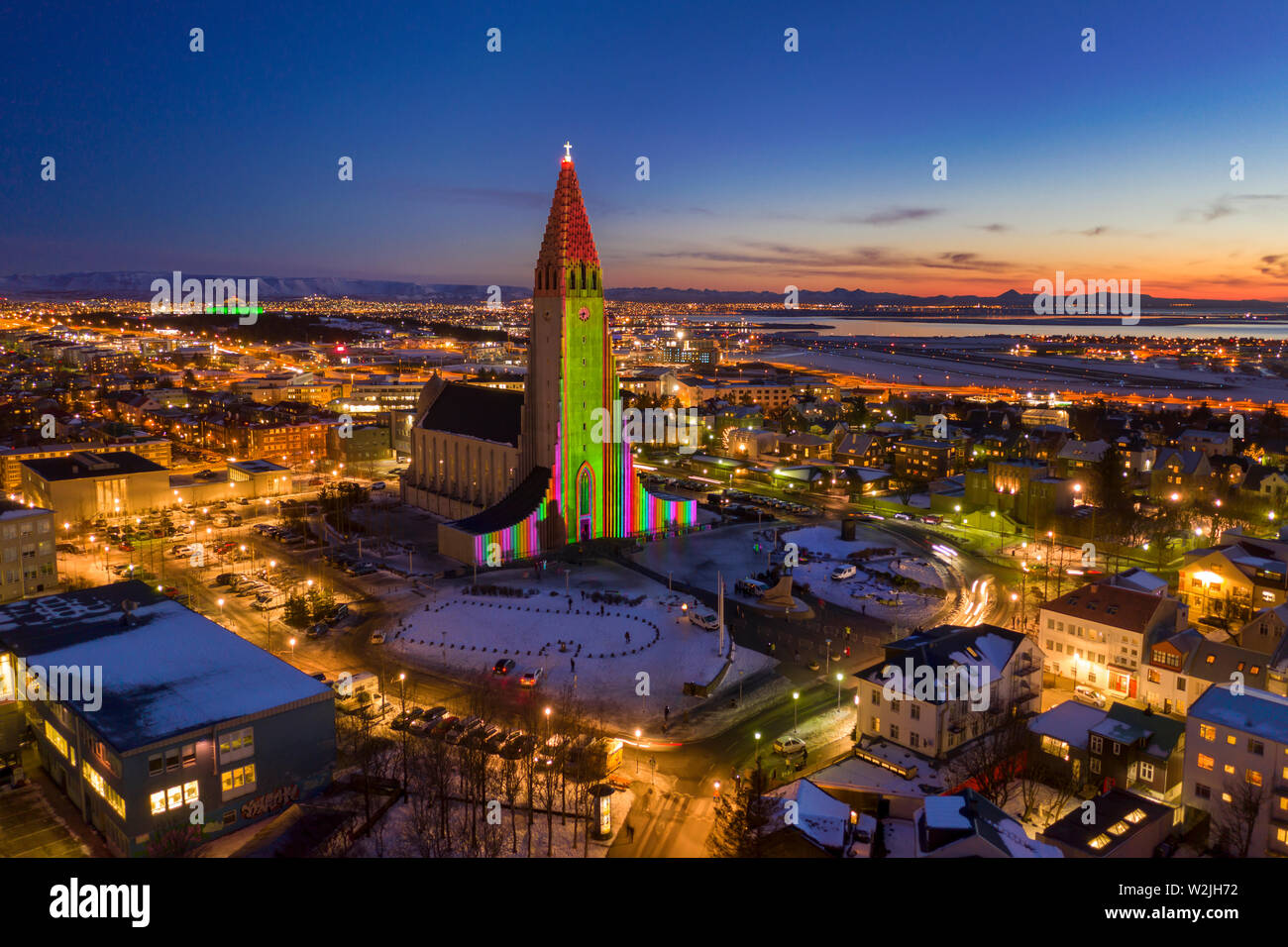 Die Kirche Hallgrimskirkja, bunte Lichter während der Winter Lights Festival, Reykjavik, Island Stockfoto