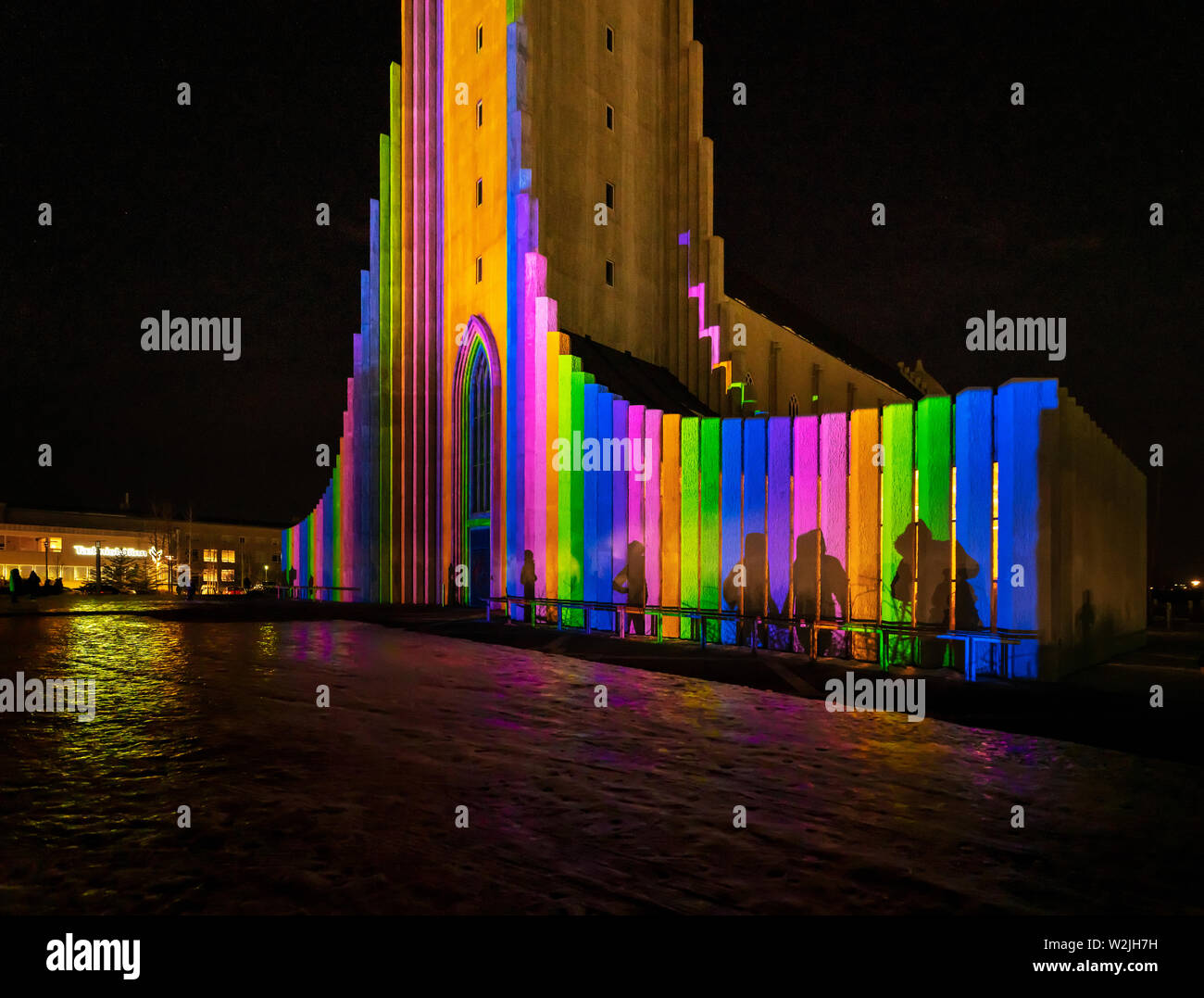 Die Kirche Hallgrimskirkja, bunte Lichter während der Winter Lights Festival, Reykjavik, Island Stockfoto