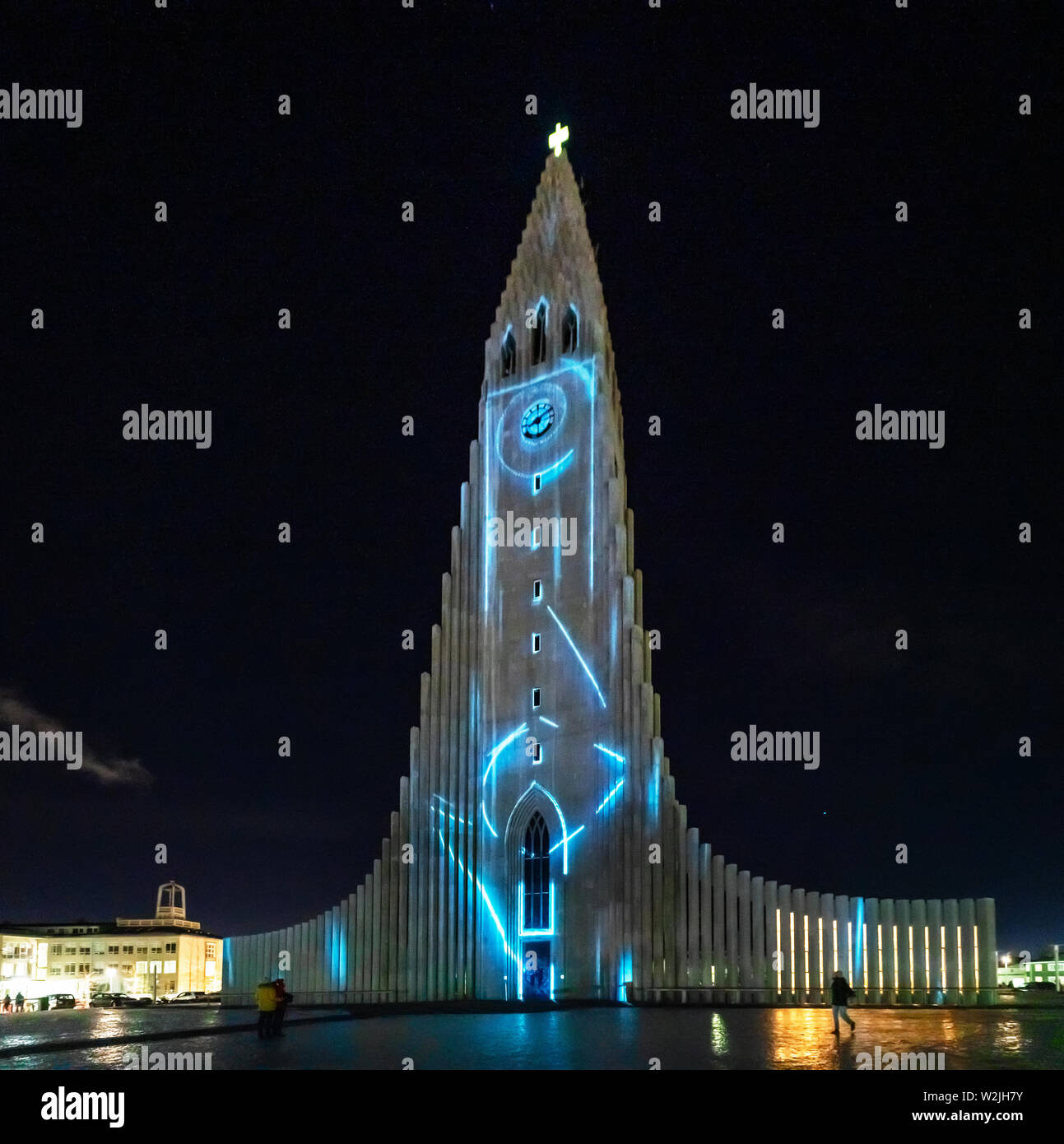 Die Kirche Hallgrimskirkja, bunte Lichter während der Winter Lights Festival, Reykjavik, Island Stockfoto