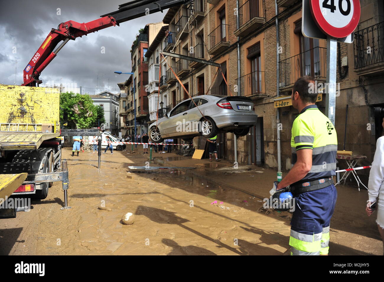 Ein Kran wird ein Fahrzeug durch die aktuelle gezogen, nach der Katastrophe Hochwasser durch die meteorologischen Phänomen namens DANA, isolierte Depression in den hohen Niveaus, die eine Zunahme der Wasserstand des Flusses Cidacos um 4 Meter in 10 Minuten geführt. Stockfoto