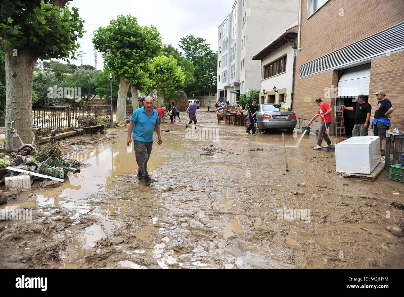 Nachbarn Reinigen der Räume ihrer Häuser, nach der Katastrophe Hochwasser durch die meteorologischen Phänomen namens DANA, isolierte Depression in den hohen Niveaus, die eine Zunahme der Wasserstand des Flusses Cidacos um 4 Meter in 10 Minuten geführt. Stockfoto