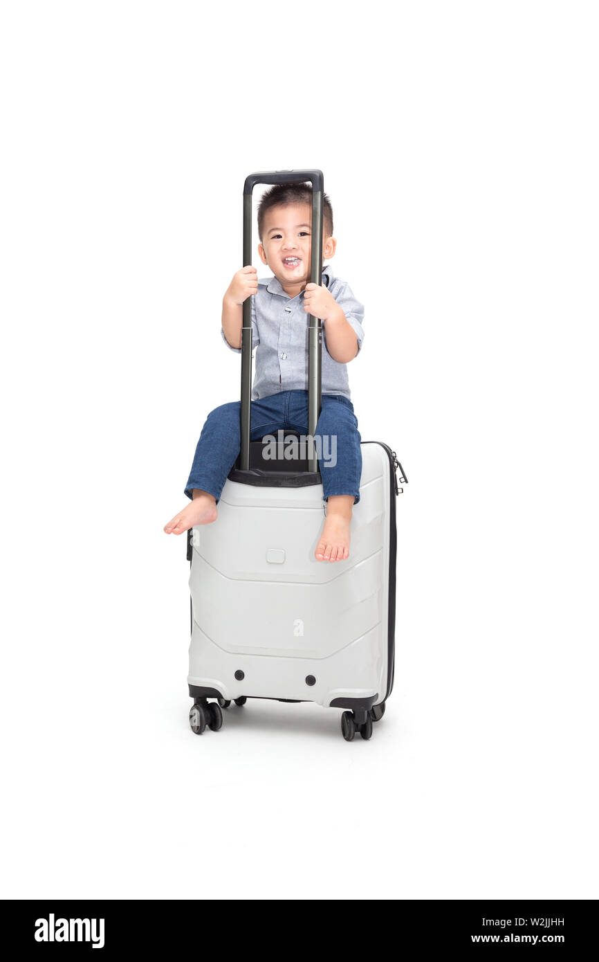 Gerne Asiatische baby boy sitting Reisetasche oder Koffer auf weißem Hintergrund, Reisen und neue Abenteuer Familie Reise für Kind Passagier Konzept Stockfoto