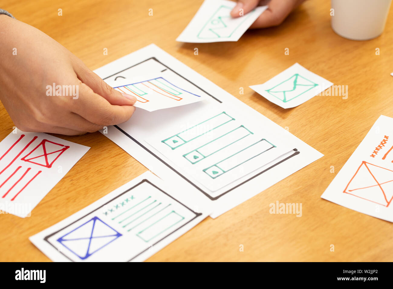 UX Graphic Designer kreative Skizze und Planung Prototypen Drahtmodell für Web Handy. Die Entwicklung von Anwendungen und User Experience Konzept Stockfoto