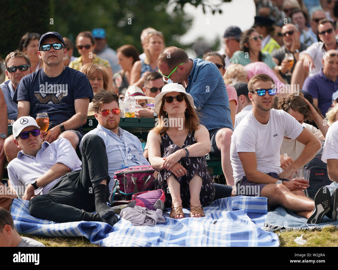 Zuschauer auf Murray Damm watch Center Court Action auf dem großen Bildschirm an Tag 8 der Wimbledon Championships in der All England Lawn Tennis und Croquet Club, London. Stockfoto