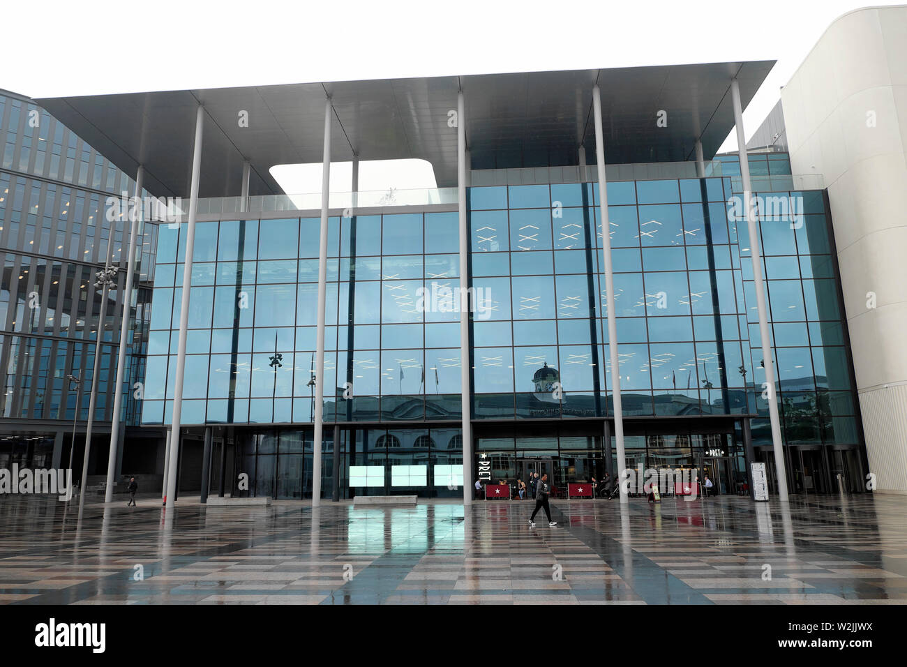 Außenansicht neue Entwicklung Gebäude Central Square Stadtzentrum an einem regnerischen Tag im Sommer Juni 2019 Cardiff Wales UK KATHY DEWITT Stockfoto