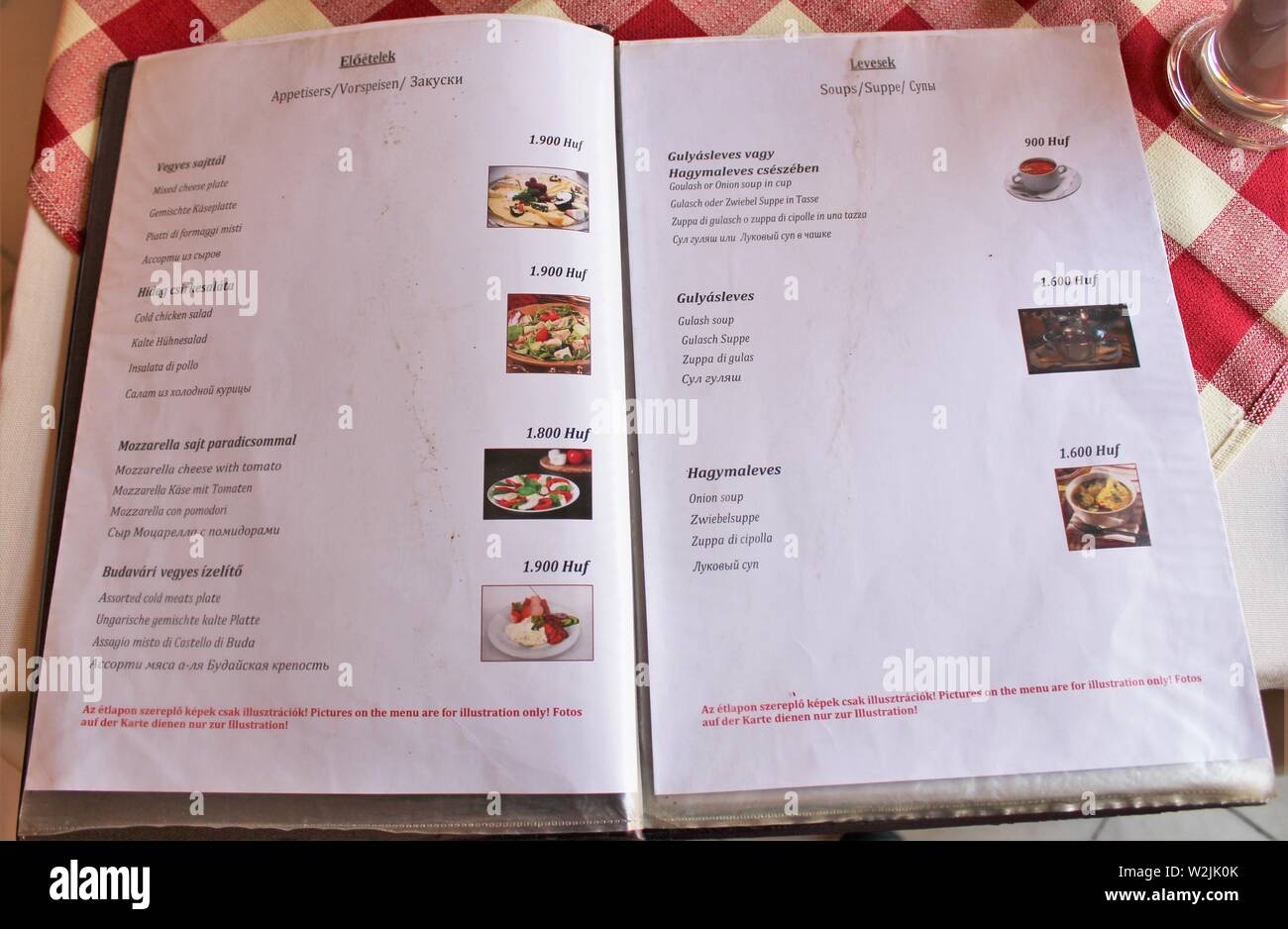Die 'Vorspeisen' und 'Suppen' Seiten eines Menüs in einem traditionellen ungarischen Cafe-Restaurant. Stockfoto