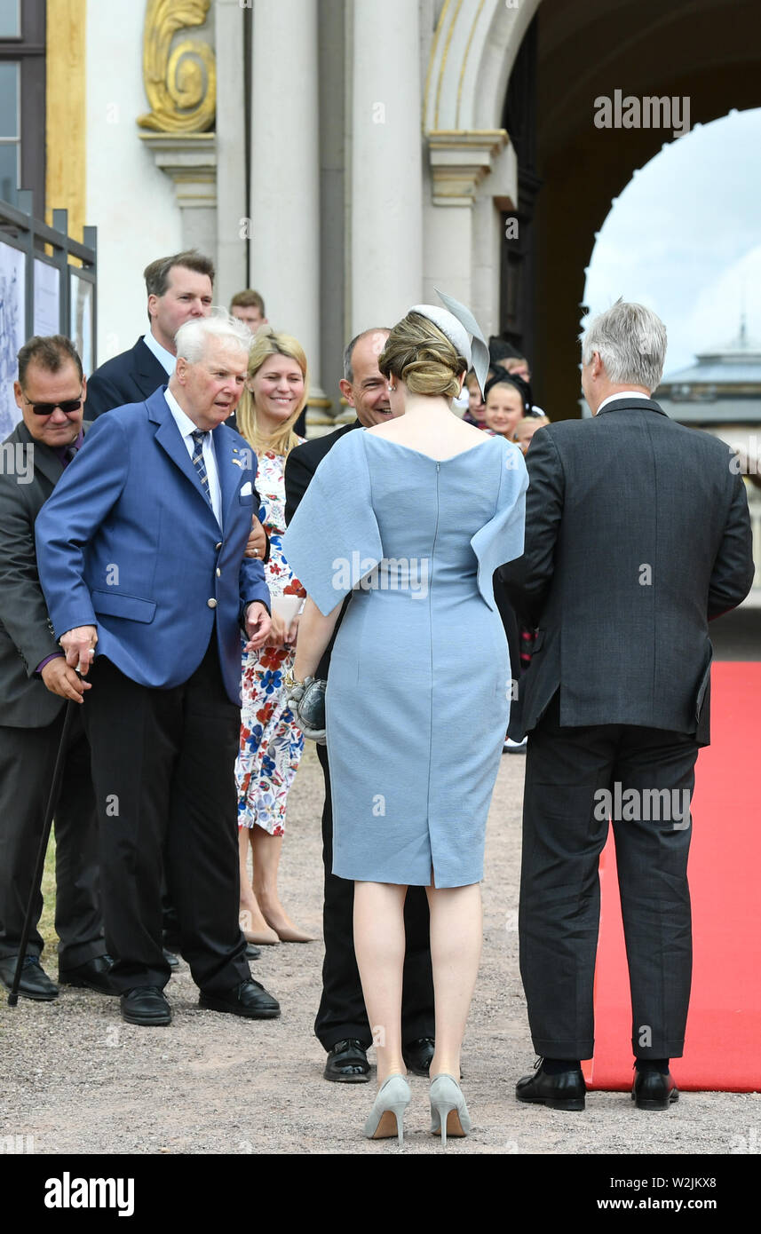 Gotha, Deutschland. 09 Juli, 2019. Andreas Prinz von Saxony-Coburg und Gotha und der belgischen Königspaar König Philippe und Königin Mathilde Gruß vor Schloss Friedenstein. Knut Kreuch (SPD), Oberbürgermeister der Stadt Gotha, ist von Königin Mathilde verborgen. Das königliche Paar visits Thüringen und Sachsen-Anhalt auf eine zweitägige Reise. Foto: Jens Kalaene/dpa-Zentralbild/dpa/Alamy leben Nachrichten Stockfoto