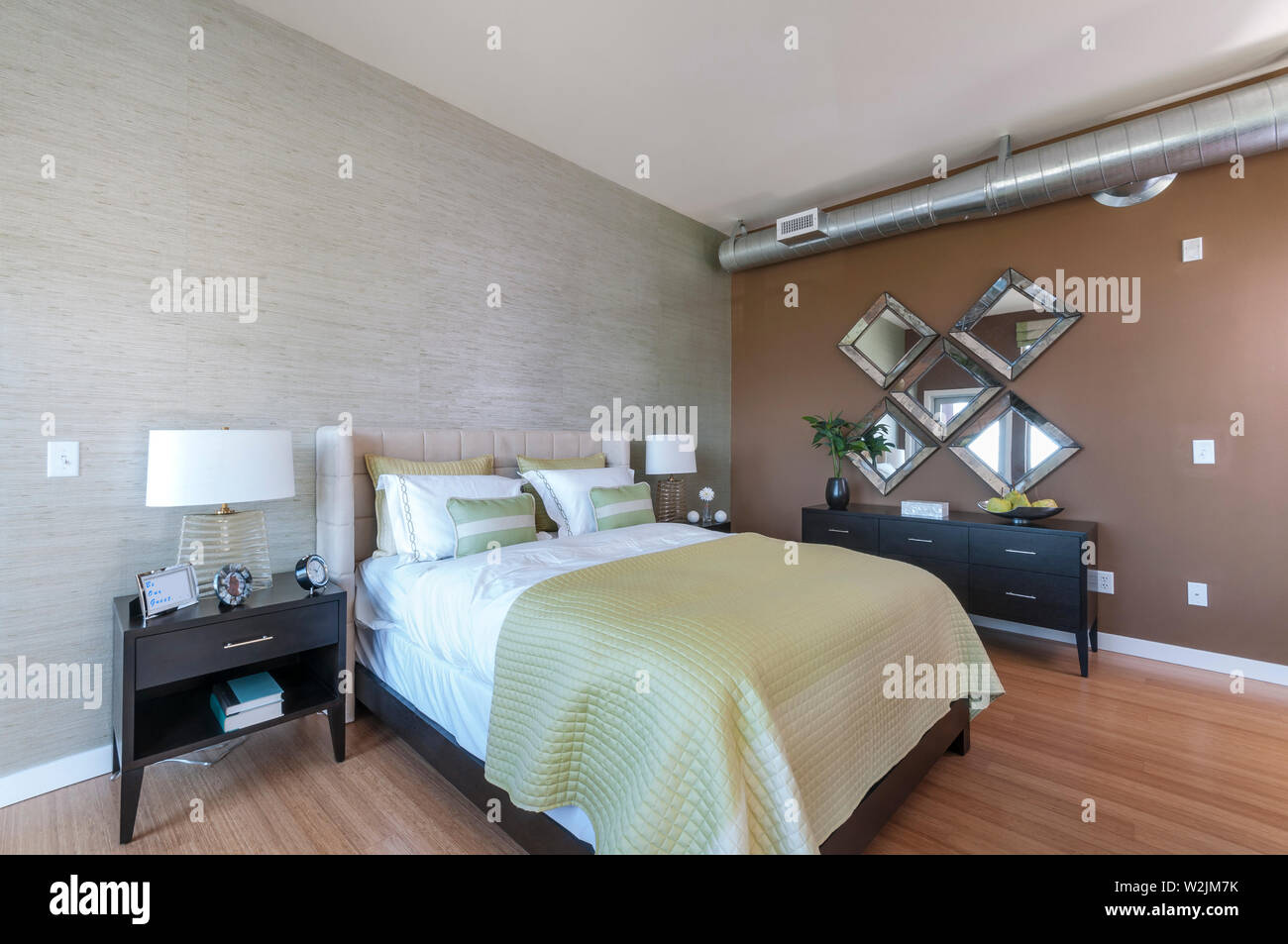 Inszenierte Schlafzimmer im Studio Apartment oder Wohnung mit Industrial  Design mit freiliegenden HVAC System entlüften Stockfotografie - Alamy