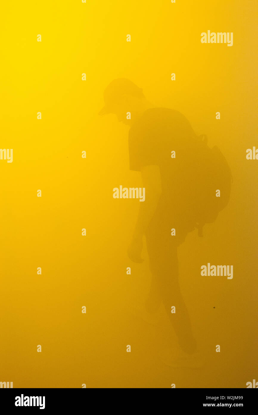 Olafur Eliasson "im wirklichen Leben" erscheint in der Tate Modern in London. Hier abgebildet, die Installation "in blinde Passager (Ihr blinder Passagier)" von 2010, die einen Korridor mit einer künstlichen trockenen Nebel gefüllt. Stockfoto