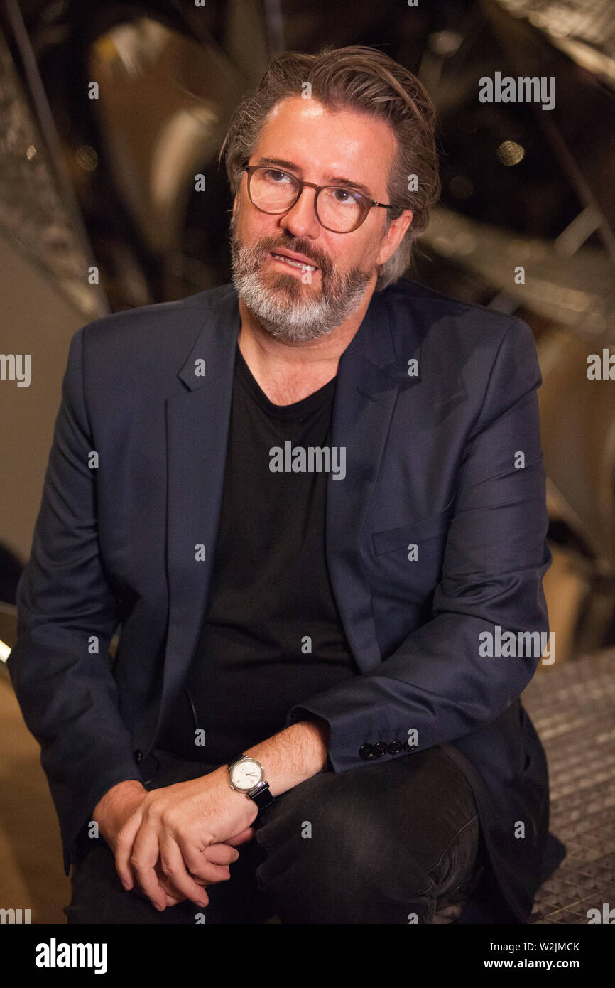 Der dänische Künstler Olafur Eliasson bei der Eröffnung seiner Ausstellung "im wirklichen Leben" erscheint in der Tate Modern in London. Stockfoto