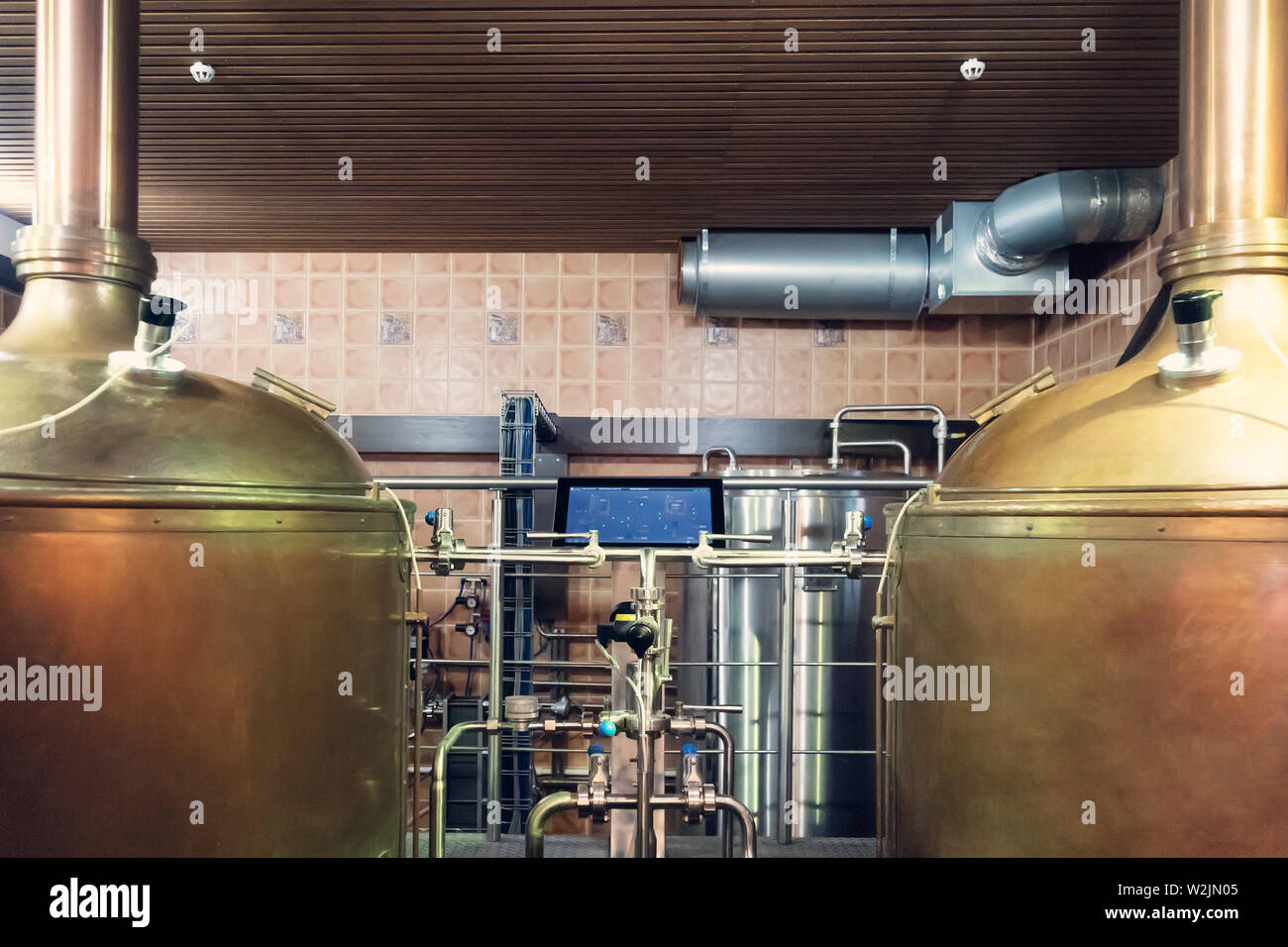 In der Nähe von Tanks und Ausrüstungen in modernen Interieur der Brauerei. Manufacturable Prozess der brewage. Tanks und Rohren in eine Brauerei. Modus und Stockfoto