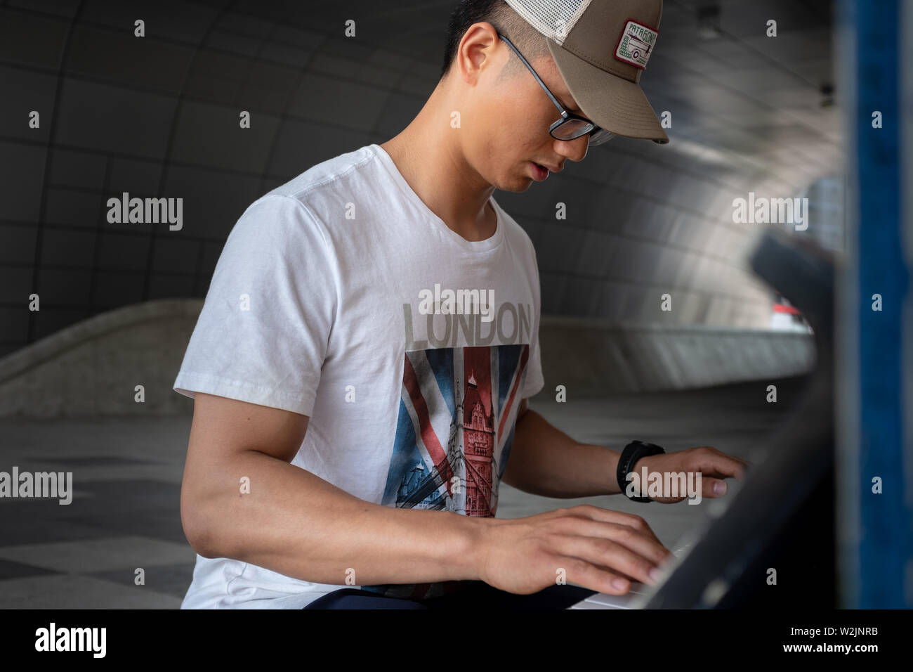 SEOUL, Südkorea - Juni 2, 2019: Junge asiatische Piano Player, an der Dongdaemun design Plaza Stockfoto