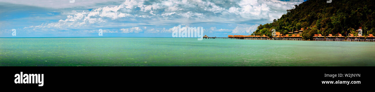 Panoramablick auf tropischen Strand. Stockfoto