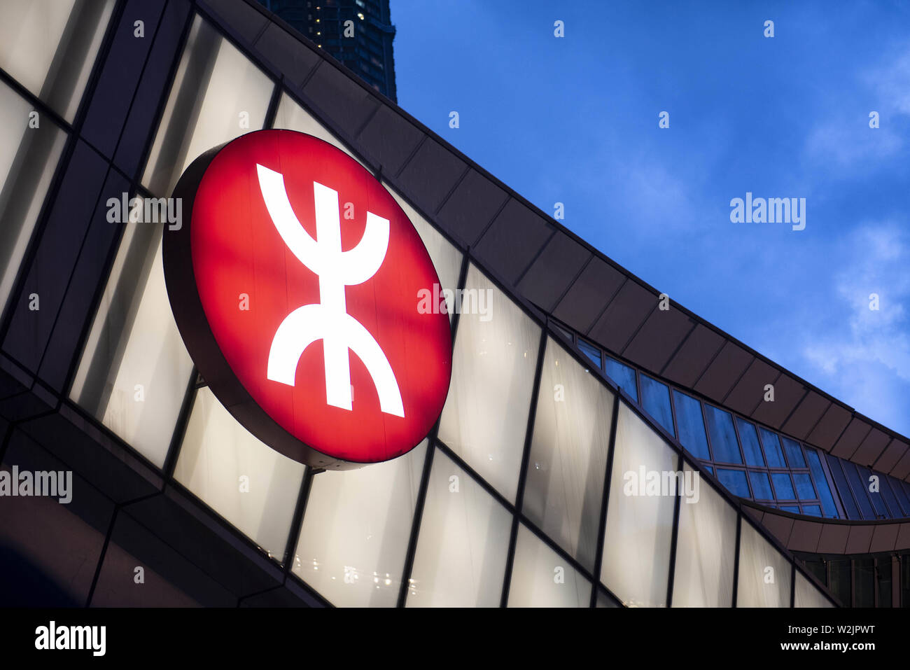 Hongkong, China. 7. Juli 2019. Hong Kongs MTR-Bahnhof Firmenlogo in West Kowloon High Speed Railway Station gesehen. Credit: Budrul Chukrut/SOPA Images/ZUMA Draht/Alamy leben Nachrichten Stockfoto