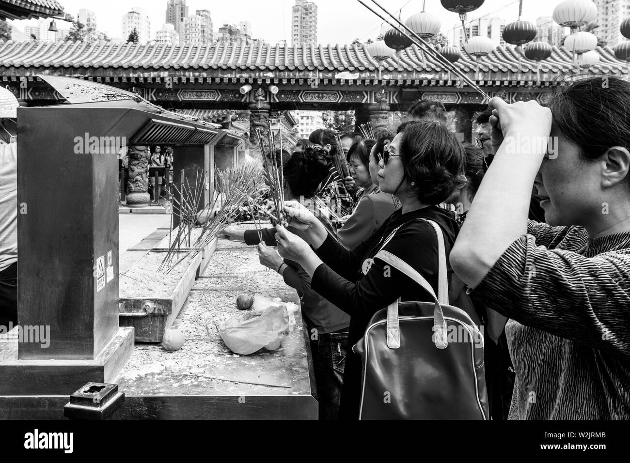 Chinesische Touristen an der Wong Tai Sin Tempel, Hongkong, China Anbetung Stockfoto