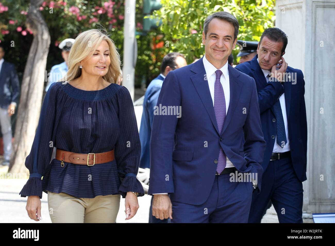 Athen, Griechenland. 9. Juli 2019. Der griechische Premierminister KYRIAKOS MITSOTAKIS mit seiner Frau MAREVA kommen am Präsidentenpalast für die Zeremonie der Vereidigung des neuen Kabinetts. (Bild: © aristidis VafeiadakisZUMA Draht) Stockfoto