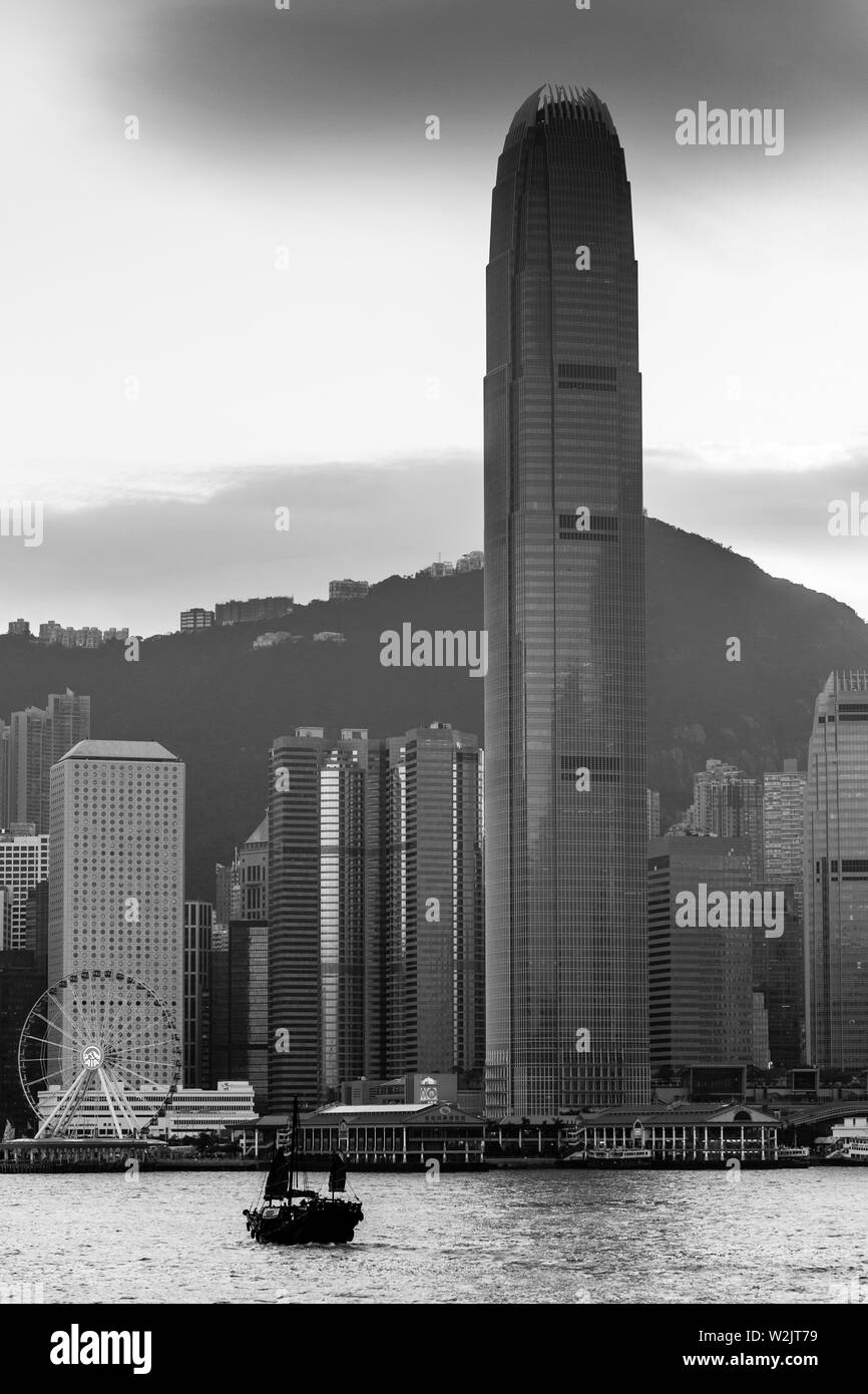 Eine klassische Skyline von Hongkong bei Sonnenuntergang, Hongkong, China Stockfoto
