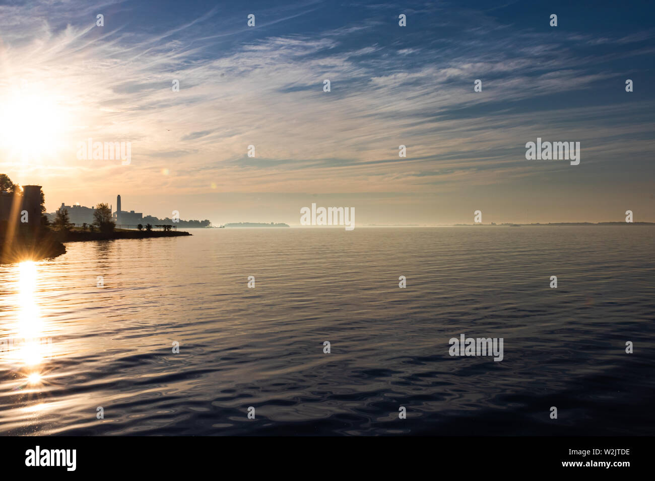 Die Sonne über den Lake Ontario in Portsmouth Olympic Harbour, Kingston, Ontario, Kanada. Stockfoto