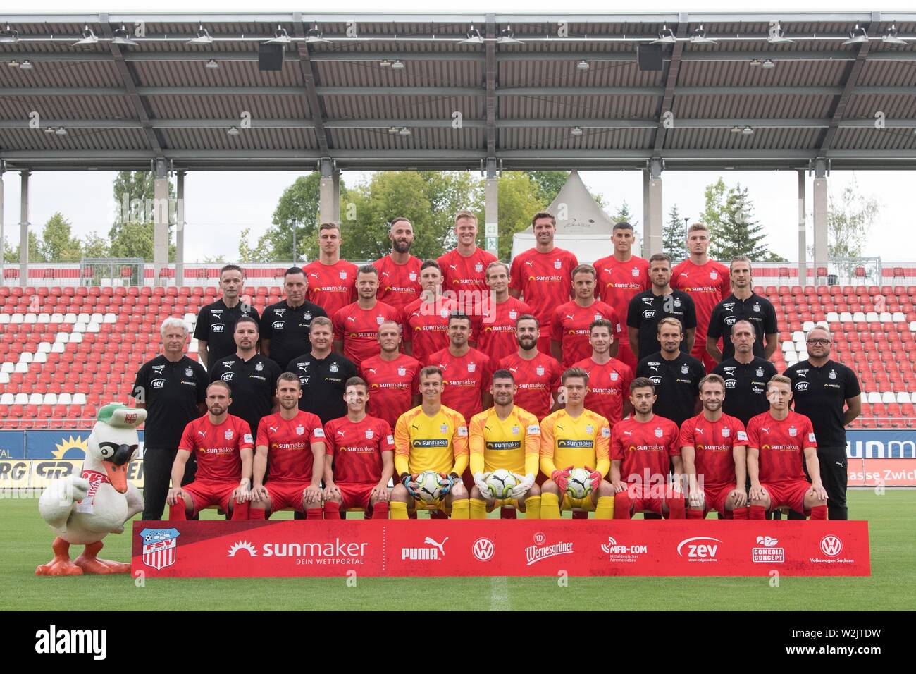 09 Juli 2019, Sachsen, Zwickau: Fußball 3.Liga: Fototermin FSV Zwickau e.V. für die Saison 2019/20 im Stadion Zwickau. Hintere Reihe von links: Maurice Hehne, Christopher Handke, Gerrit Wegkamp, Ronny König, Ali Uyaroglu, Elias Huth. 2. Reihe von oben (L-R): Jens Schubert (team leader), Mario Kallisch (team leader), Janik Mäder, Christian Bickel, Rene Lange, Denis Jäpel, Steffen Süßner (co-Trainer), Christoph Rezler (Athletik Coach). 3. Reihe von oben (L-R): Bernhard Karich erstellt (team Arzt), Christian Puschmann (physiotherapeut), Sven Schubert (physiotherapeut), Julius Reinhardt, Davy Frick Stockfoto