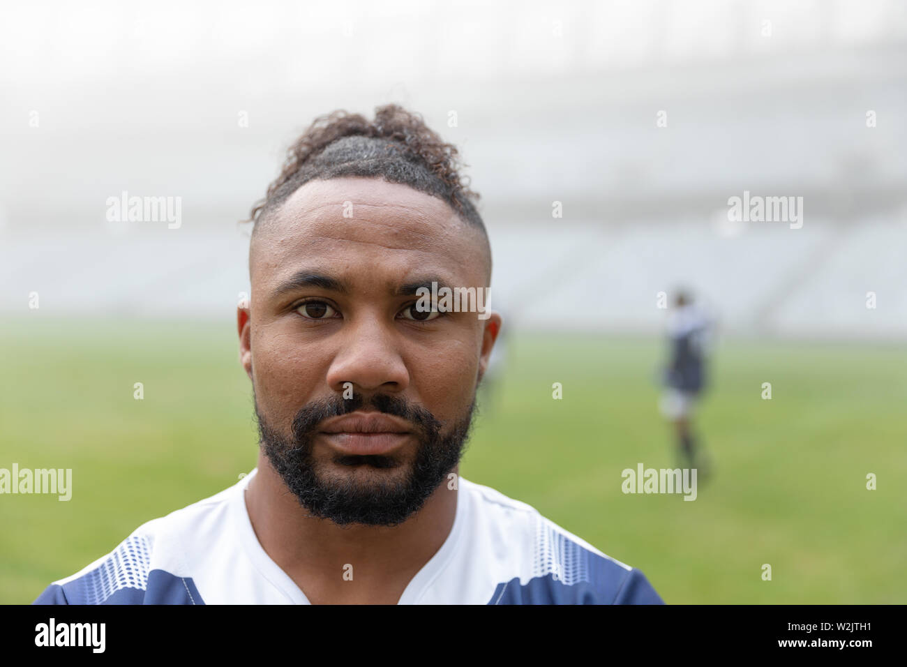 African American rugbyspieler an der Kamera im Stadion Stockfoto