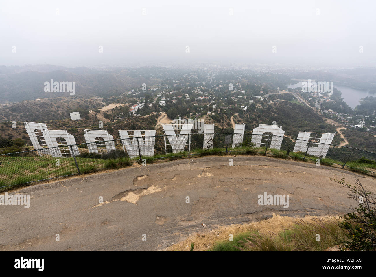 Los Angeles, Kalifornien, USA - 7. Juli 2019: nebeliger Morgen Blick hinter die berühmten Hollywood Sign in beliebten Griffith Park. Stockfoto