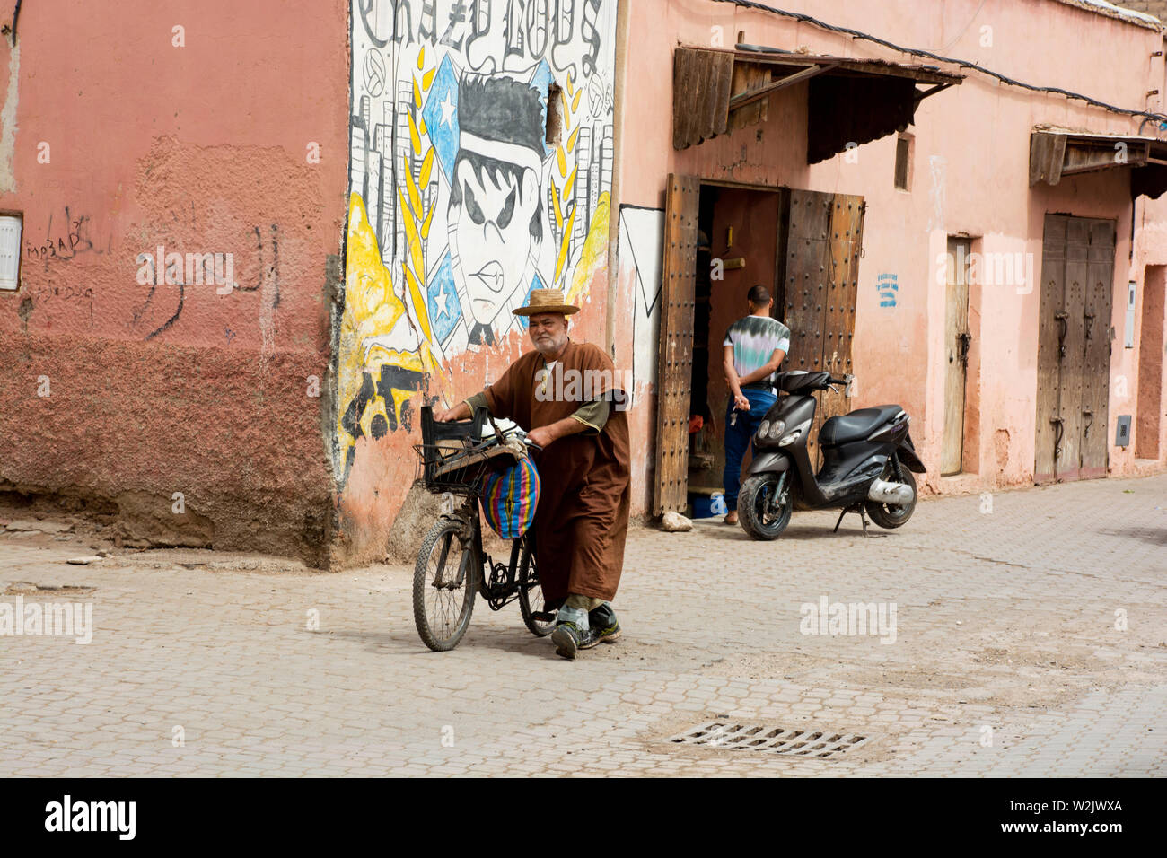 Lokale Arbeiter auf dem Fahrrad Wanderungen durch die Straßen der Altstadt, der Medina von Marrakesch Stockfoto