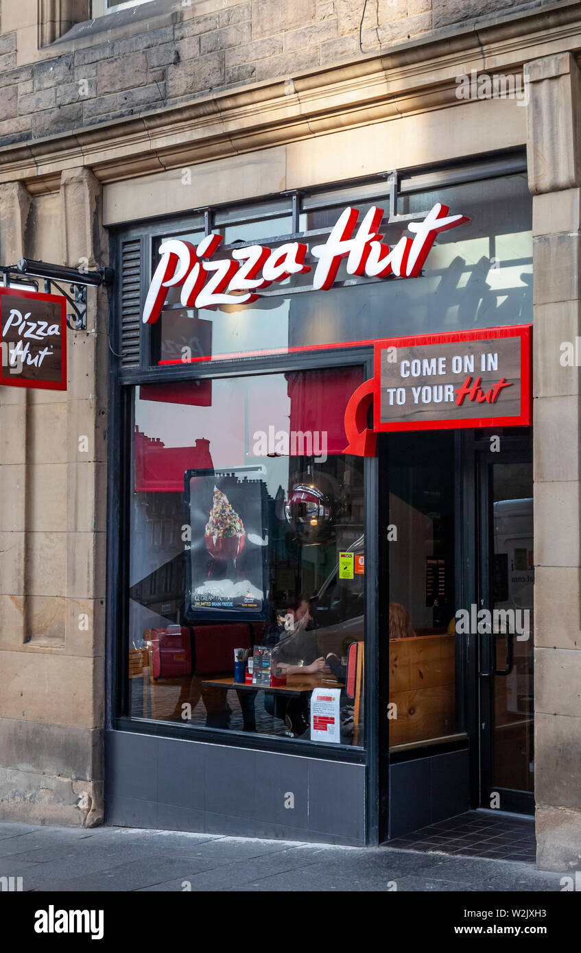 Pizza Hut Eingang und Fenster mit Branding im Zentrum von Edinburgh, Schottland, Großbritannien Stockfoto