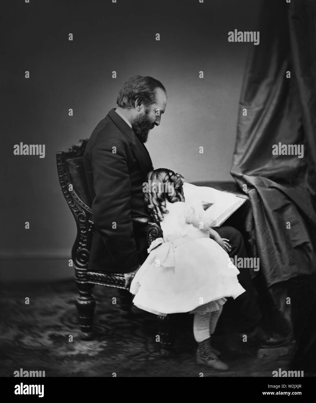 James A. Garfield mit Tochter, von Mathew B. Brady, Brady-Handy Sammlung, 1869 fotografiert. Stockfoto