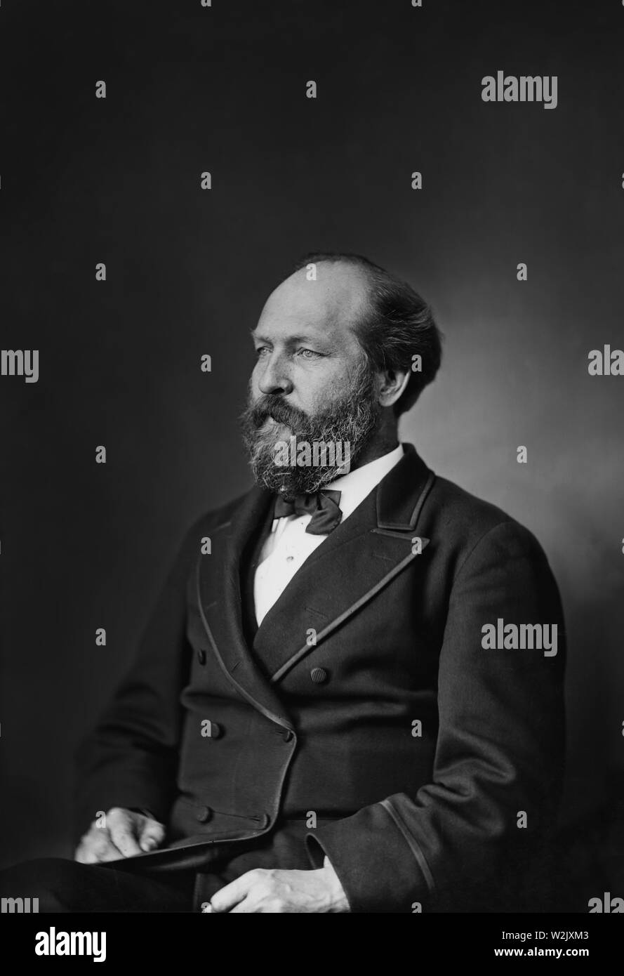 James A. Garfield (1831-81), 20. Präsident der Vereinigten Staaten, halber Länge sitzt Portrait, Mathew B. Brady, Brady-Handy Sammlung, 1870-80 Stockfoto