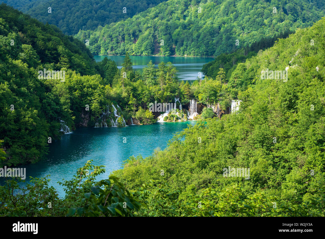 Rauschende Wasser von der Ziege See ergiesst sich die natürliche Hindernisse in der Mailand See im Nationalpark Plitvicer Seen in Kroatien Stockfoto