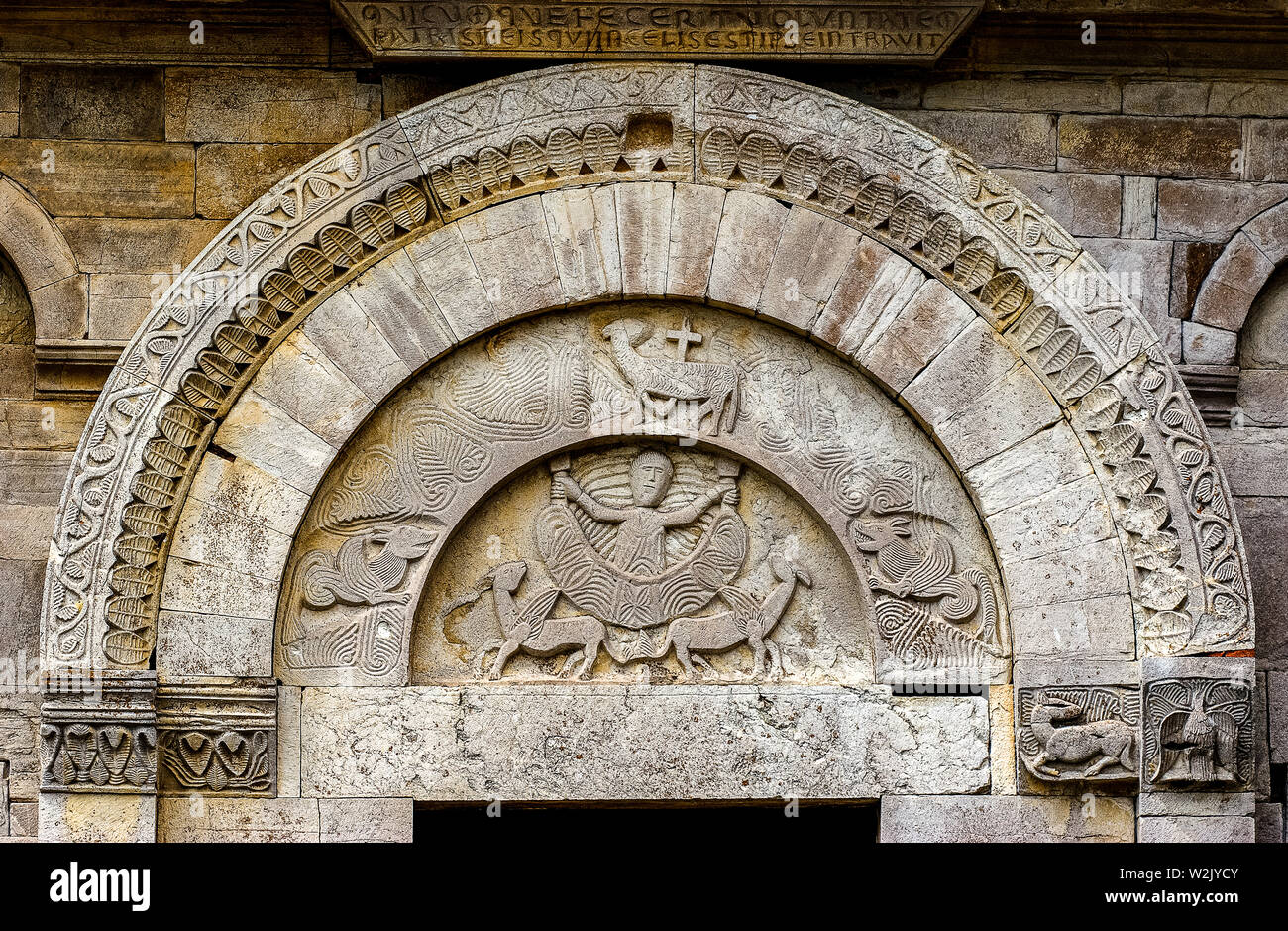 Italien Molise Matrice (Cb) - Kirche Santa Maria della Strada XI-XII. Jahrhundert - Alexander der Große fliegt der Sonne entgegen in einem Korb durch zwei geflügelte Greife-bas-relief auf der seitlichen Portal gezogen Stockfoto