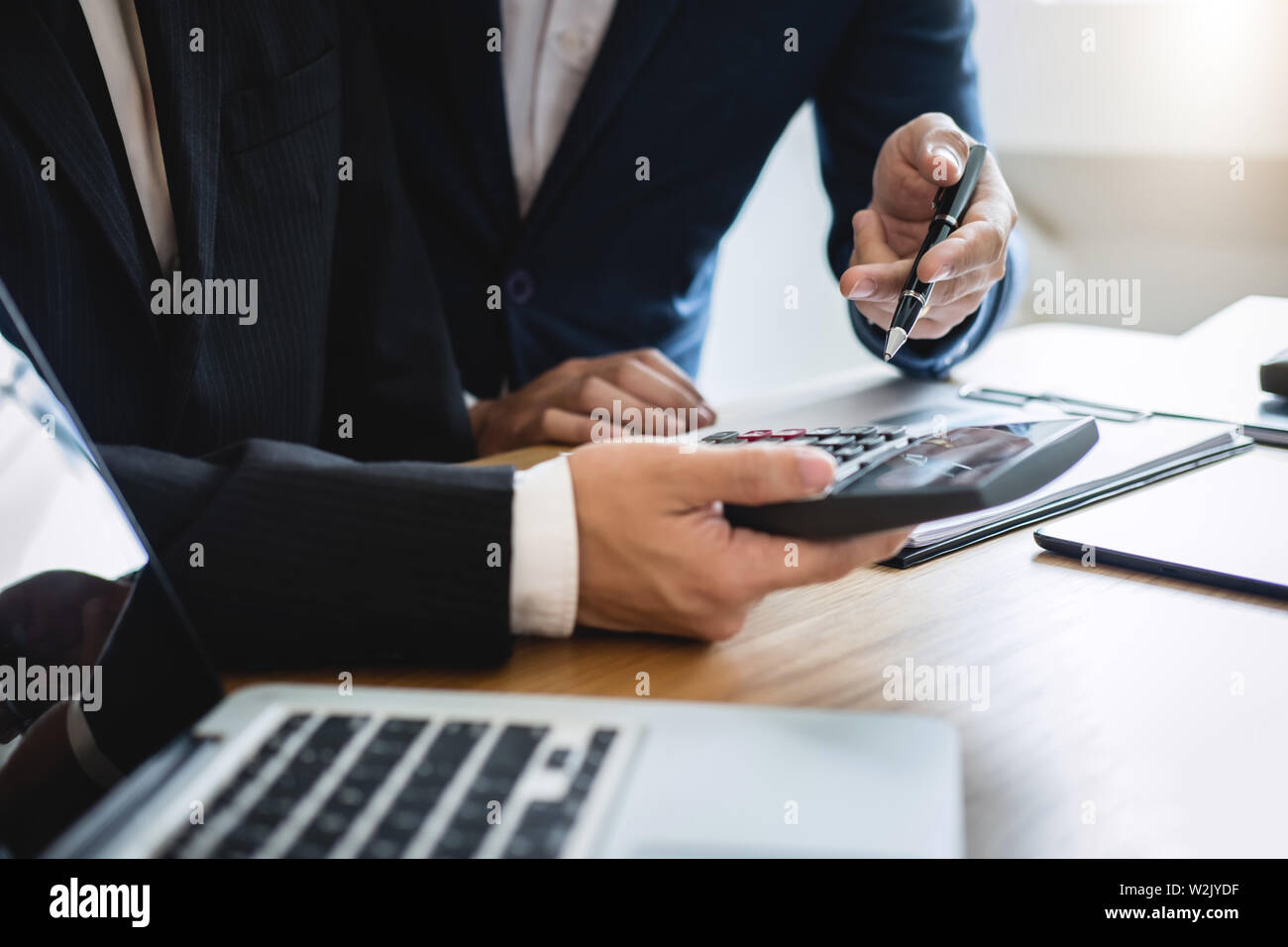 Business Projekt Team Kollegen gemeinsam an die Arbeit und die Analyse mit neuen Startprojekt, Idee, die Aufmachung und die Strategie der Unternehmen in Stockfoto