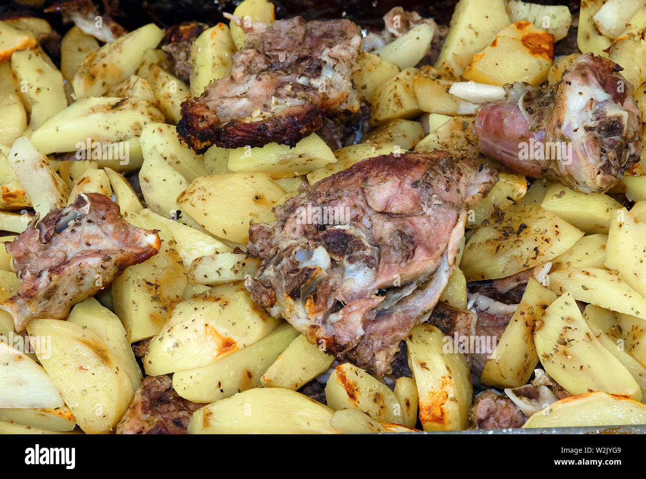 Italien Molise Gebackenes Lamm mit Kartoffeln Stockfoto