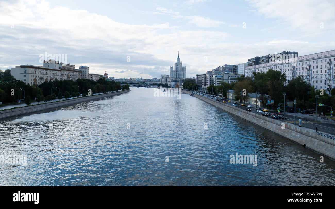 Moskau Fluss im Sommer im Zentrum, Russland Stockfoto