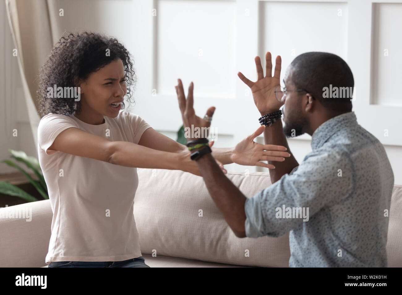 Verärgert betonte Junge afrikanische Paar schreien zu Hause streiten Stockfoto