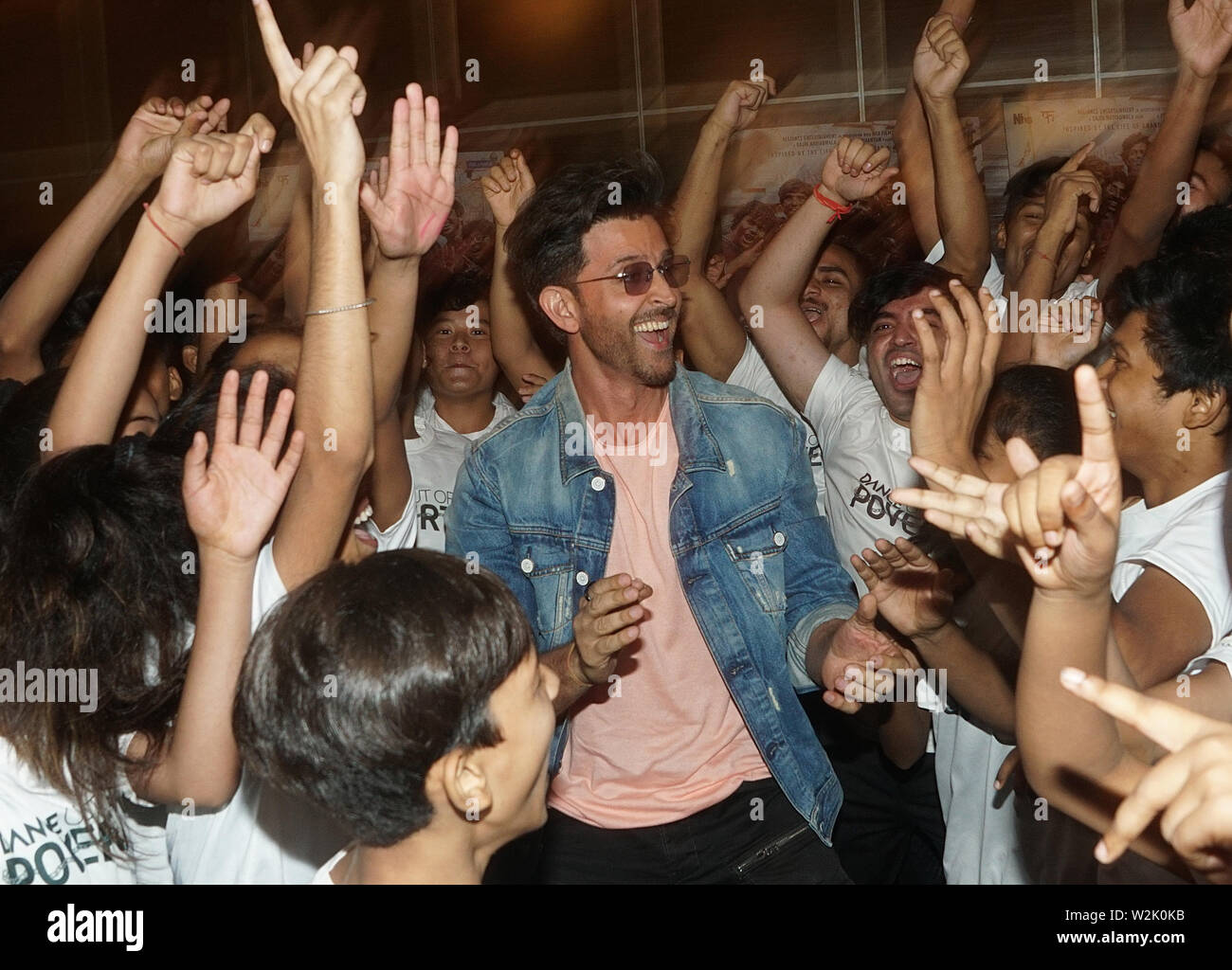 MUMBAI, INDIEN - 9. JULI: Indische Schauspieler hrithik roshan Treffen mit NRO-Kids für's Film Förderung "Super 30" am 9. Juli 2019 in Mumbai, Indien. (Foto durch Stockfoto