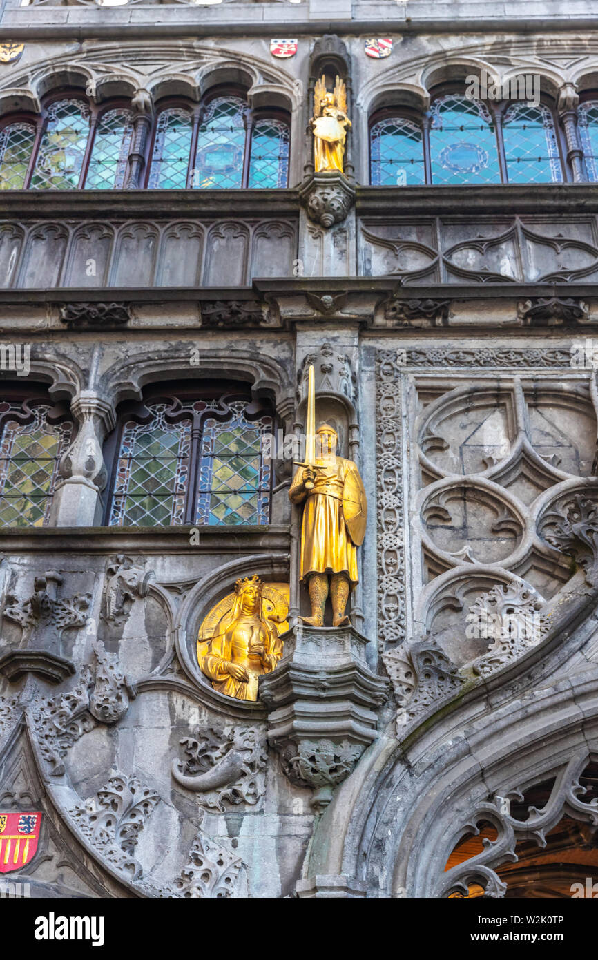 Vergoldete Statue von Krieger in Rüstung, Schwert und Schild auf der Fassade des XII. Jahrhunderts Römisch-katholische Basilika des Heiligen Blutes in Brügge, Belgien. Stockfoto