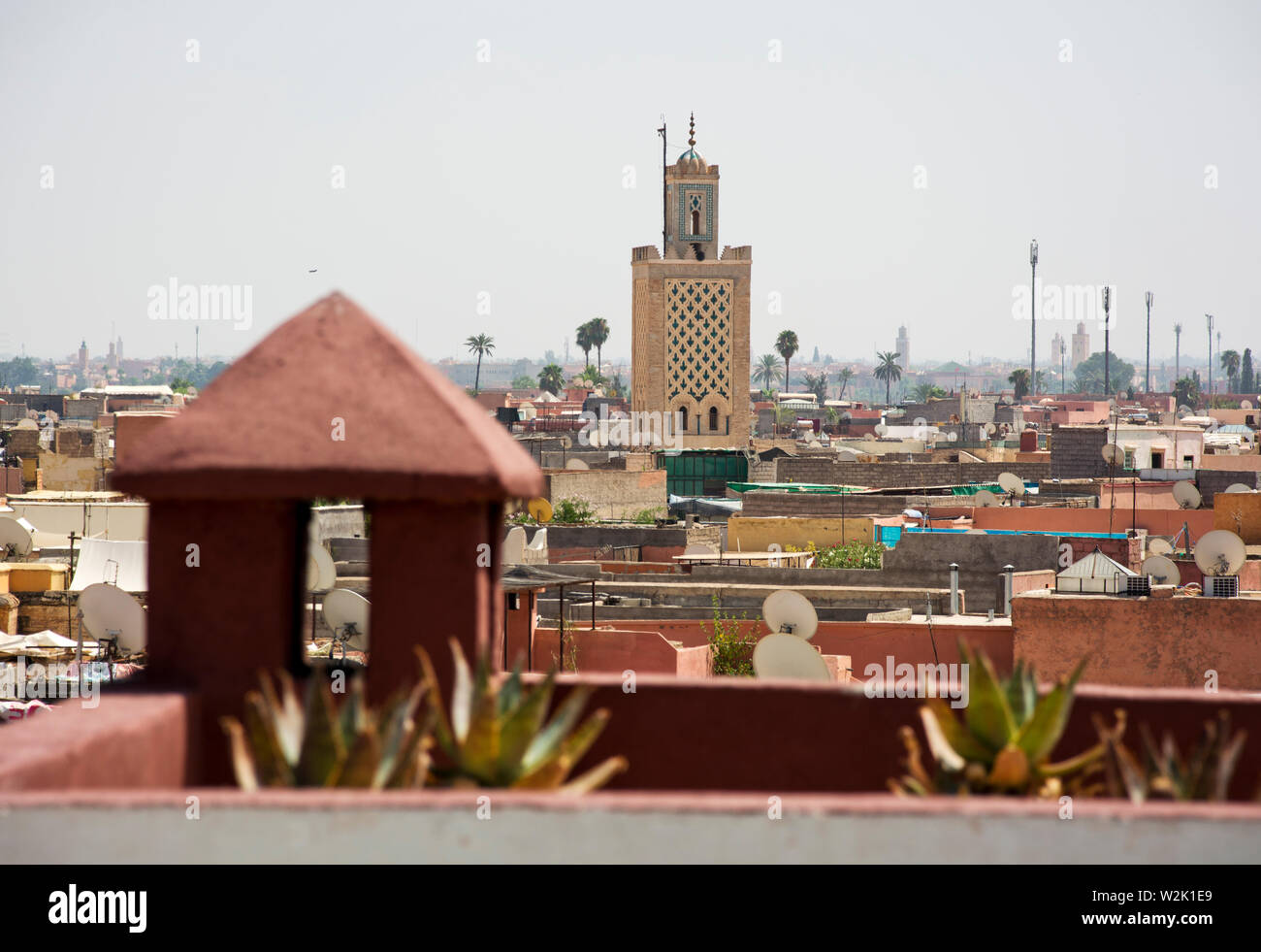 Marrakesch in Marokko, Blick über die Stadt oriental Häuser mit Moschee Stockfoto