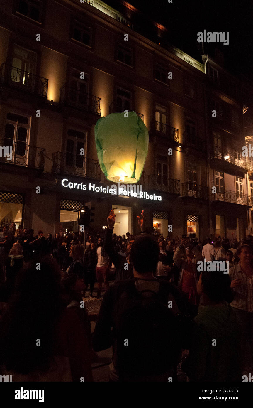 Ballone sind am Vorabend des St. John's Tag in Porto, Portugal Stockfoto