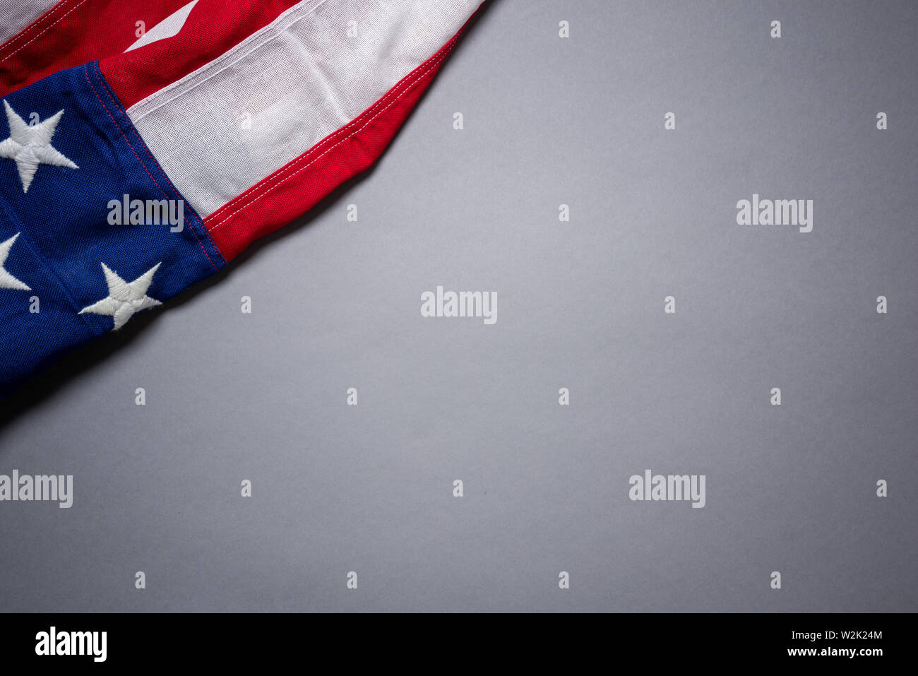 Amerikanische Flagge auf grauem Hintergrund mit Kopie Raum Stockfoto