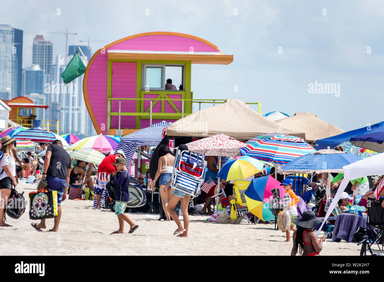Miami Beach, Florida, North Beach, 4. Juli, überfüllter, überfüllter öffentlicher Strand, Sonnenschirme am Atlantischen Ozean, Familien, Sonnenbaden, Rettungsschwimmerstation, FL19070 Stockfoto