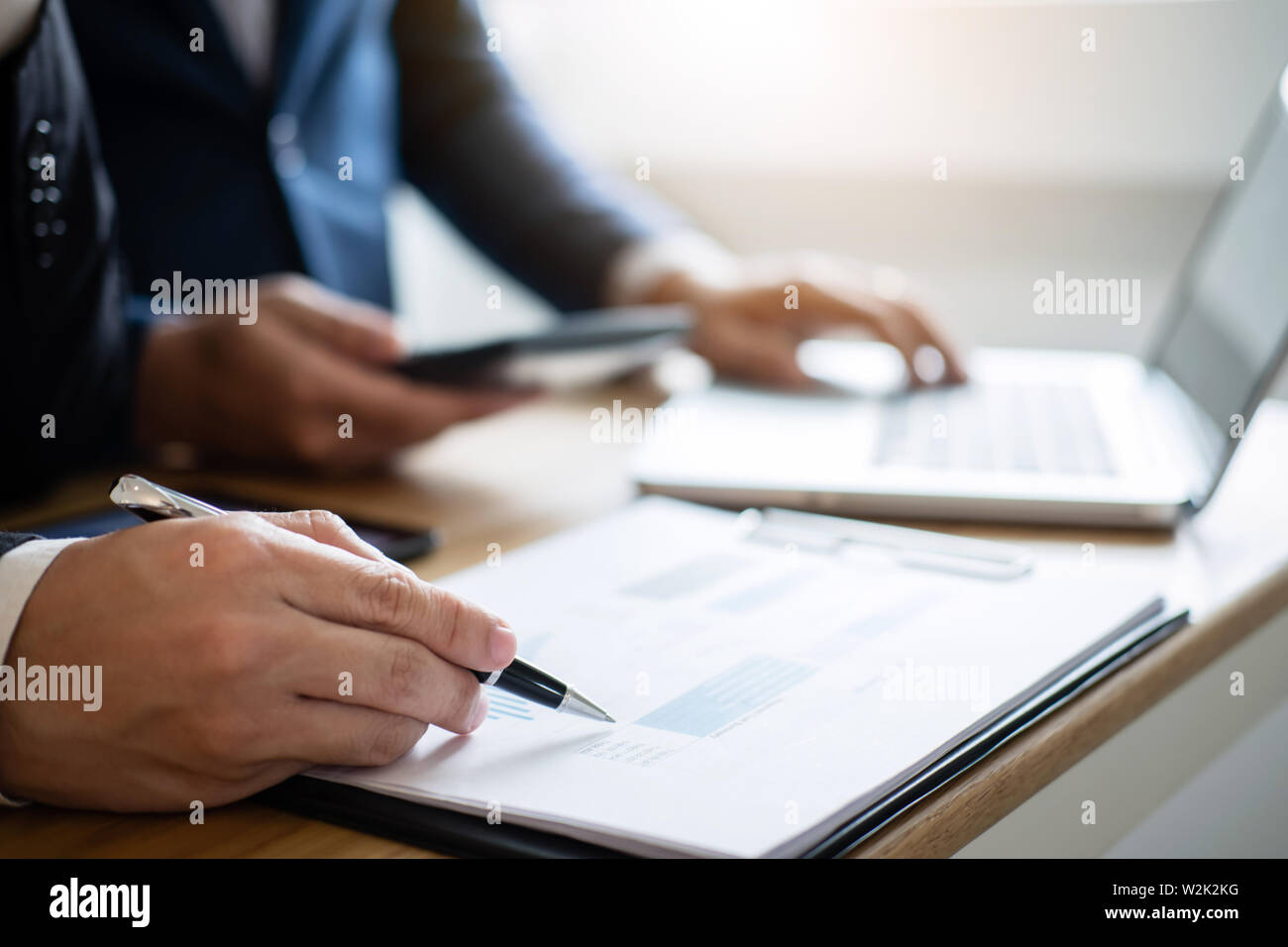 Business Projekt Team Kollegen gemeinsam an die Arbeit und die Analyse mit neuen Startprojekt, Idee, die Aufmachung und die Strategie der Unternehmen in Stockfoto