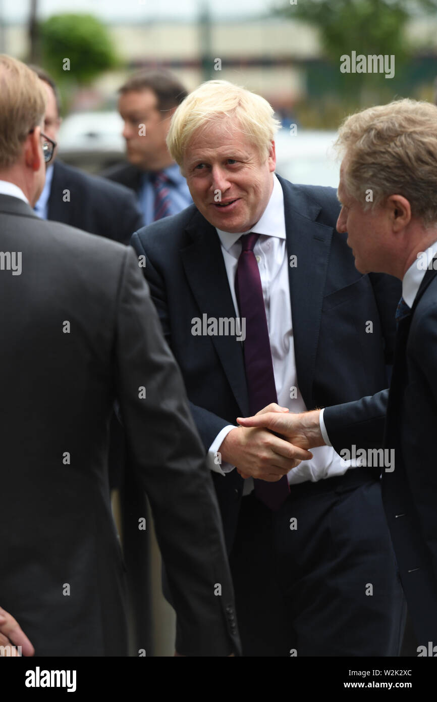 Die Führung der konservativen Partei Kandidat Boris Johnson kommt für ein Kopf-an-Kopf Debatte gehostet von Itv am Dock 10 Studios, MediaCityUK in Salford. Stockfoto