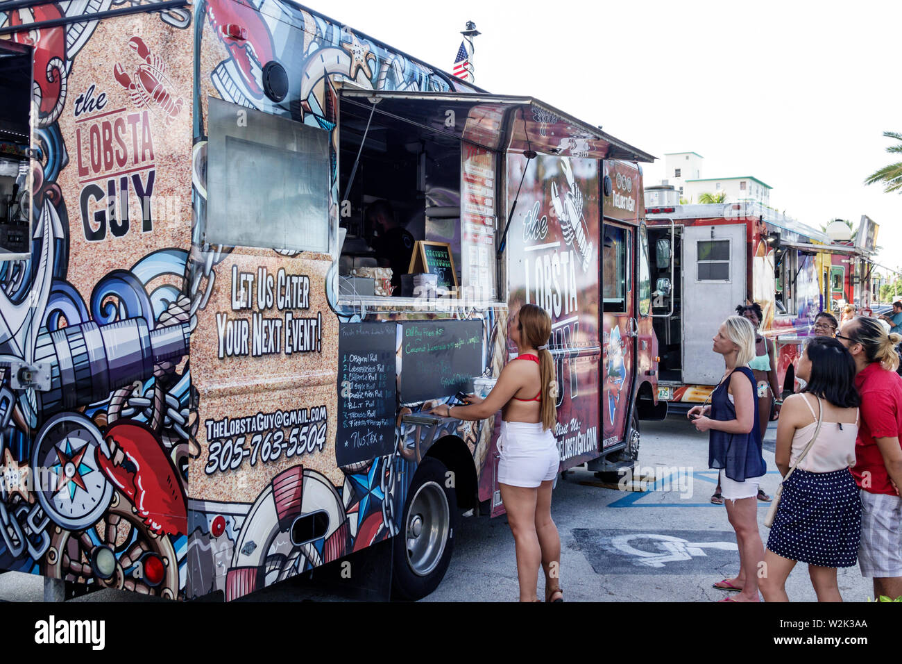 Miami Beach, Florida, North Beach, Feuer auf dem vierten Festival 4. Juli jährlich Food Trucks Fensterschalter, hispanische Frau weibliche Frauen, Schlange Schlange, FL190704 Stockfoto